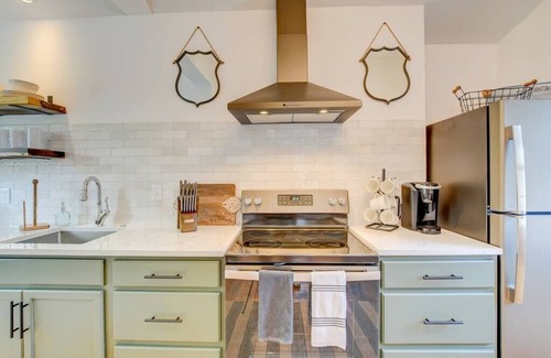 Westside Cottage | This cottage is a 1 bedroom(s), 1.5 bathrooms, located in Charleston, SC.