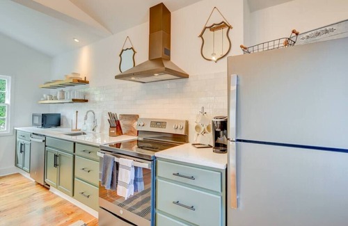 Westside Cottage | This cottage is a 1 bedroom(s), 1.5 bathrooms, located in Charleston, SC.