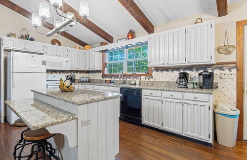 Townsend Cabin | This cute home is one level with just a couple of steps, perfect for Elderly