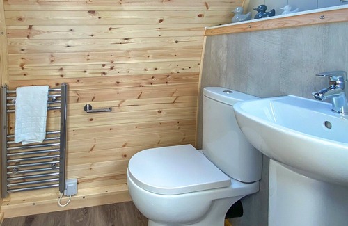 Alford Cottage | This Deluxe Couples Pod with a sauna is made for romantic getaways.