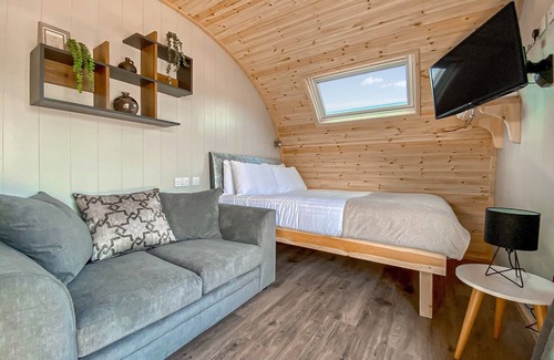 Alford Cottage | This Deluxe Couples Pod with a sauna is made for romantic getaways.