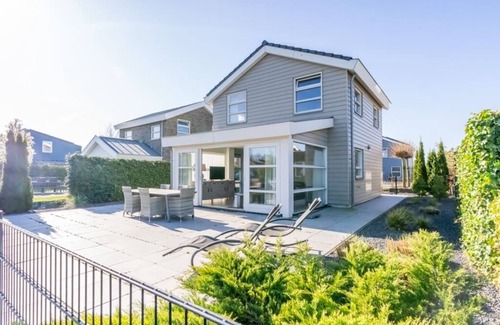 Oude-Tonge House | This detached island house has a modern appearance. The living room is on the ground floor. In the g