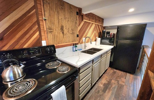 Dora Belle Apartment | This fourplex is a 0 bedroom(s), 1 bathrooms, located in Shaver Lake, CA.