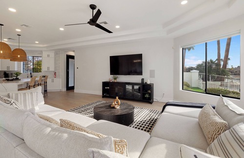 Val Vista Lakes House | This GORGEOUS custom home is located on 3/4 acre waterfront in Gilbert Arizona