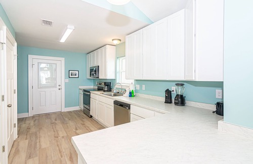 Southpointe House | THIS HOME HAS BEEN COMPLETELY REMODELED AND IS AWESOME! IT IS DIRECT GULF FRONT AND WILL ACCOMMODATE UP TO 7 PEOPLE. THIS HOME SITS AT THE END OF ITS PRIVATE 900 FOOT DRIVEWAY WHICH PROVIDES PRIVACY AND SERENITY.