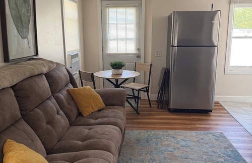 Warwick House | This house is a 1 bedroom(s), 1 bathrooms, located in Warwick, RI.