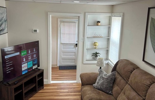 Warwick House | This house is a 1 bedroom(s), 1 bathrooms, located in Warwick, RI.
