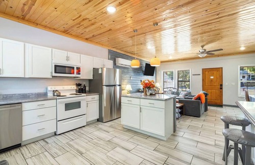 Dunnegan House | This house is a 2 bedroom(s), 2 bathrooms, located in Fair Play, MO.