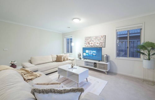 Point Cook House | This house is a 3 bedroom(s), 2 bathrooms, located in Point Cook, VIC.