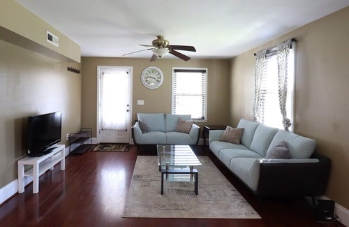 Towson House | This house is a 3 bedroom(s), 2 bathrooms, located in Towson, MD.