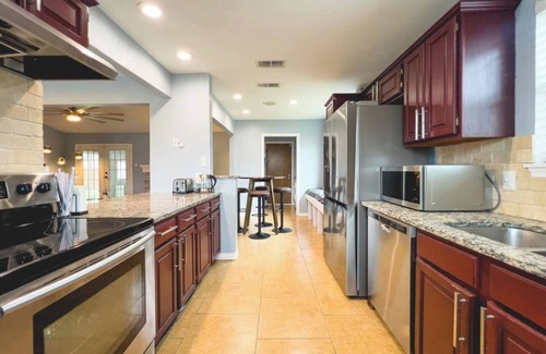 Plano House | This house is a 3 bedroom(s), 2 bathrooms, located in Plano, TX.