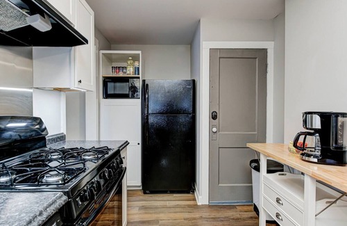 Near Eastside House | This house is a 3 bedroom(s), 1.5 bathrooms, located in Indianapolis, IN.