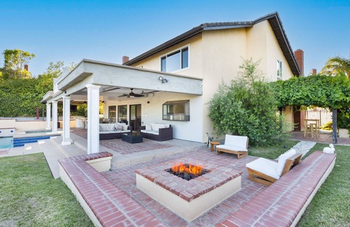 Porter Ranch House | This house is a 4 bedroom(s), 3 bathrooms, located in Los Angeles, CA.