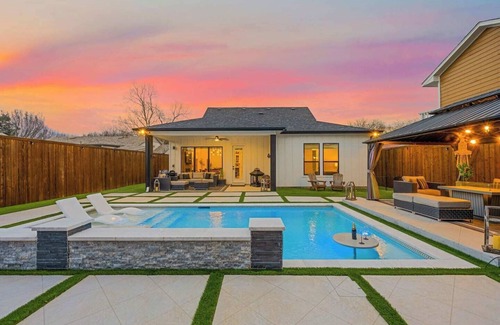 Dallas House | This house is a 4 bedroom(s), 3 bathrooms, located in Dallas, TX.