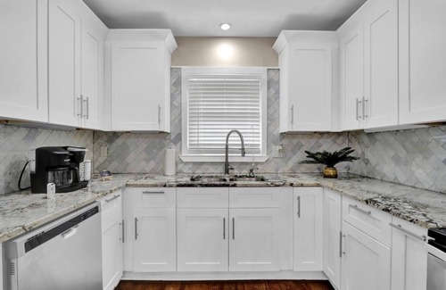 South Tuxedo Park House | This house is a 5 bedroom(s), 5.5 bathrooms, located in Atlanta, GA.