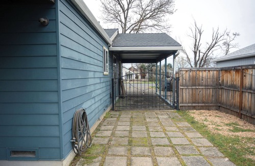 Central Point House | This is a 3 bedroom 2 bath home with large backyard. In the back of the property features a 1 bedroom fully equipped guest house with a gate from the backyard for easy access.