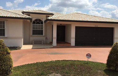 Tamiami House | This is a private Home, 4 Bedrooms, 2.5 Bathrooms Sleeps 8