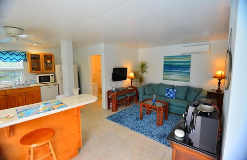 Warwick Cottage | This is great for a weekend getaway ! With quick flights from the East Coast