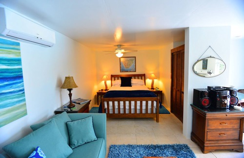 Warwick Cottage | This is great for a weekend getaway ! With quick flights from the East Coast