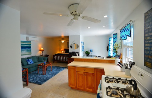 Warwick Cottage | This is great for a weekend getaway ! With quick flights from the East Coast