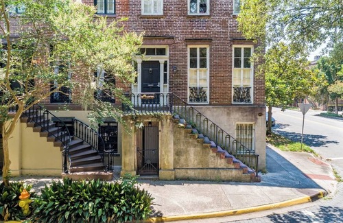 Historic Downtown Savannah Apartment | This is your ideal Savannah retreat, offering a blend of historic charm, modern comfort, and a peaceful ambiance.