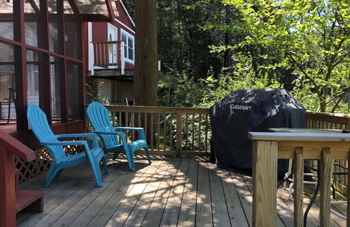 Montrose Cottage | This lakefront cottage is an ideal getaway for a family!
