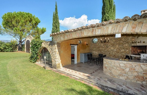 Saint-Pierre-de-Vassols House | This large holiday home with swimming pool is ideal for family holidays.
