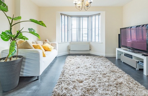 Abingdon Cottage | This large spacious house in a quiet residential area is an ideal getaway for all the family.