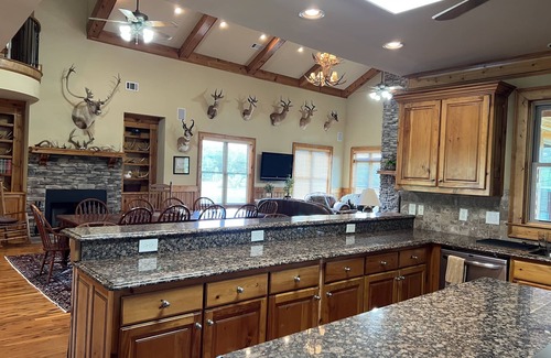 Fort Valley Cabin | This lodge is a 6 bedroom(s), 5.5 bathrooms, located in Fort Valley, GA.