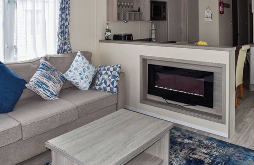 Lake Cottage | This lovely caravan is perfect for couples, friends, or families.