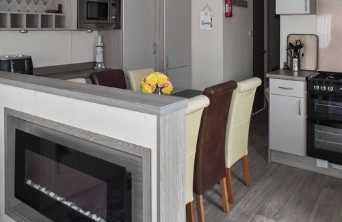 Lake Cottage | This lovely caravan is perfect for couples, friends, or families.