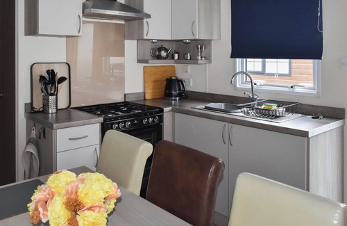 Lake Cottage | This lovely caravan is perfect for couples, friends, or families.