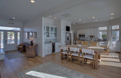 East End House | THIS LOVELY HOUSE overlooking the gulf is one of the island's most charming accommodations.