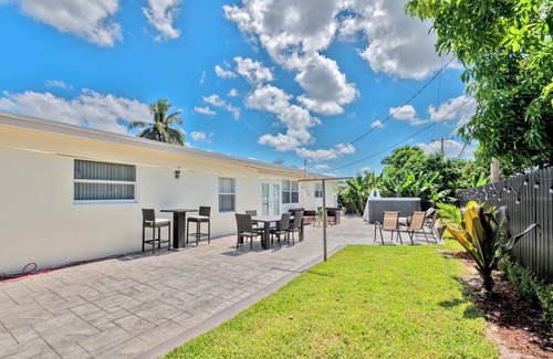 Miramar House | This luxurious 3 bedrooms 2 bathrooms, Jacuzzi pool