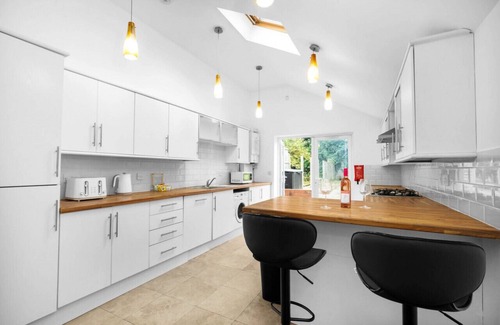 Birmingham House | This luxury 3-bedroom house is located in Harborne, a lovely area in the heart of Birmingham