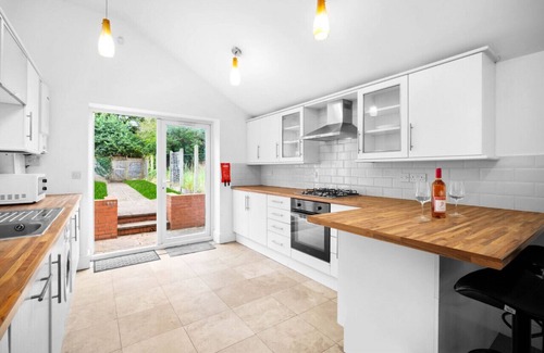 Birmingham House | This luxury 3-bedroom house is located in Harborne, a lovely area in the heart of Birmingham