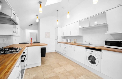 Birmingham House | This luxury 3-bedroom house is located in Harborne, a lovely area in the heart of Birmingham