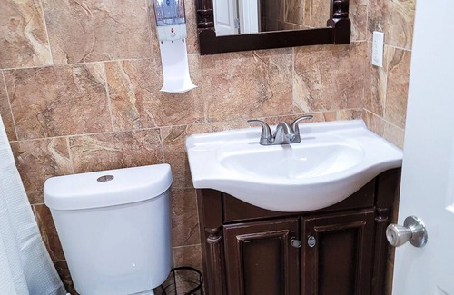 Queens Apartment | This luxury space is a cozy 2 BDR with shared common space fully furnished!n