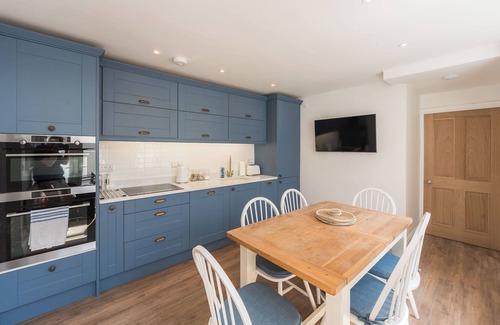 Rhosneigr Apartment | This recently renovated coastal hideaway combines contemporary comfort with beach-chic style