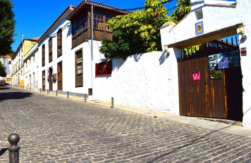 Vilaflor Apartment | This room is a bunk room with two single bunk beds. The bathroom and showers are shared with the two other bunk rooms . The room has a great view of the village square.