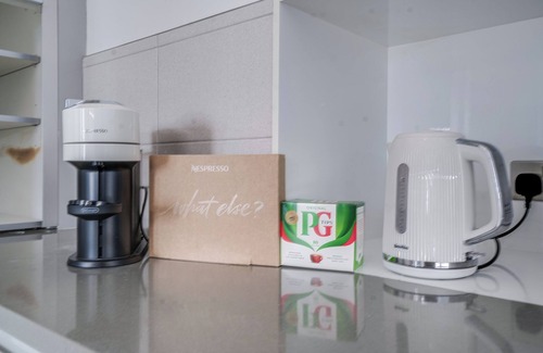 Westminster Apartment | This spacious 4-bedroom, 2-bathroom apartment accommodates up to 12 guests, making it perfect for large families or groups. Located in Westminster’s Evelyn Mansions with lift access, it’s just a short walk from Victoria Station and Buckingham Palace.