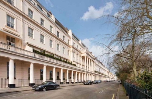 Westminster Apartment | This spacious 4-bedroom, 2-bathroom apartment accommodates up to 12 guests, making it perfect for large families or groups. Located in Westminster’s Evelyn Mansions with lift access, it’s just a short walk from Victoria Station and Buckingham Palace.