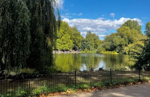 Westminster Apartment | This spacious 4-bedroom, 2-bathroom apartment accommodates up to 12 guests, making it perfect for large families or groups. Located in Westminster’s Evelyn Mansions with lift access, it’s just a short walk from Victoria Station and Buckingham Palace.