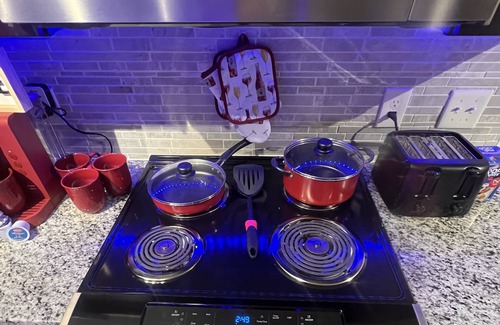 Houston Apartment | This spacious and cozy LED themed 2 bedroom 2 bathroom is awesome. Pool, Gym etc