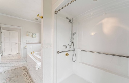 Lexington Bed & Breakfast | This spacious cottage is located in a private building with its own entrance a few steps from the Main Inn. Features include a private balcony, bedroom with a king-size bed, gas fireplaces, private bathroom with double whirlpool tub and separate show