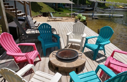 Custer Cottage | This spacious cottage with a hot tub is the perfect spot for a family vacation.