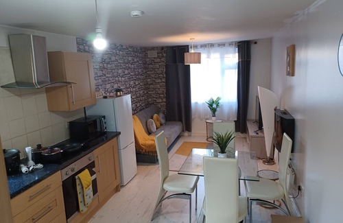 Gillingham Apartment | This spacious place is close to everything to make your stay meaningful. l