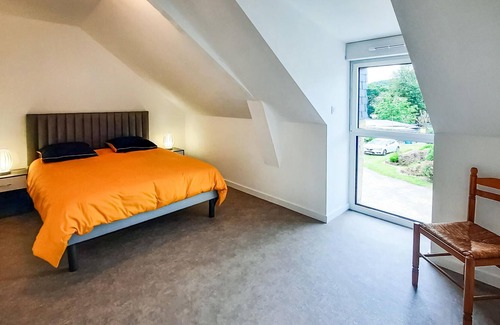 Pluherlin House | This spacious vacation home offers you space for the whole family near a lake.