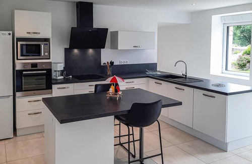 Pluherlin House | This spacious vacation home offers you space for the whole family near a lake.