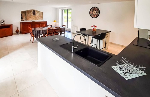 Pluherlin House | This spacious vacation home offers you space for the whole family near a lake.